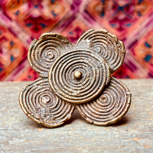 Bague Dogon bronze ancienne, Vieille bague africaine Mali nénuphar, Amulette talisman tribal, Bijou ethnique vintage Afrique de l'Ouest