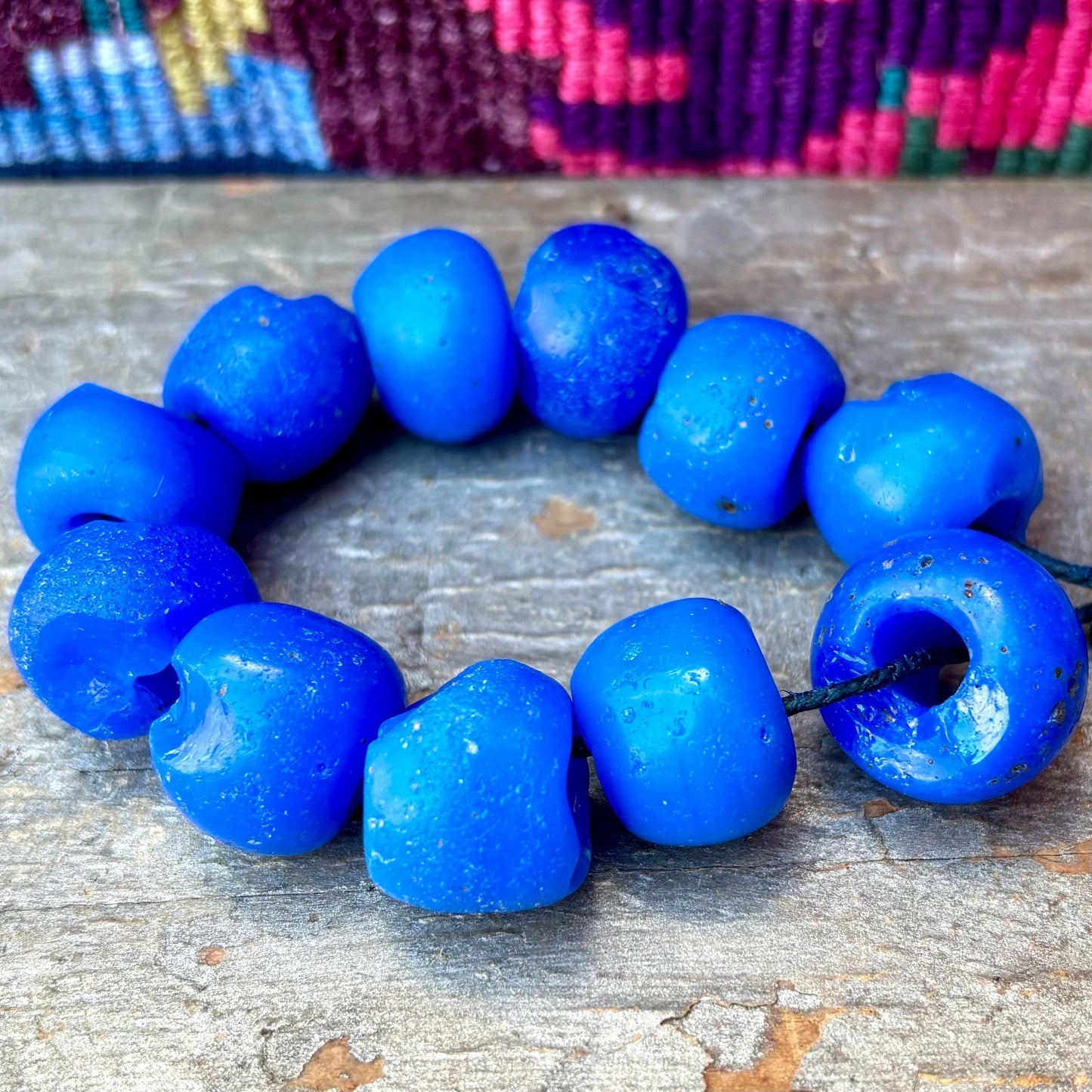 Grosses perles bleues anciennes, Perles de commerce africaines de collection, Verre bleu enroulé, Perles européennes antiques verre bleu vif