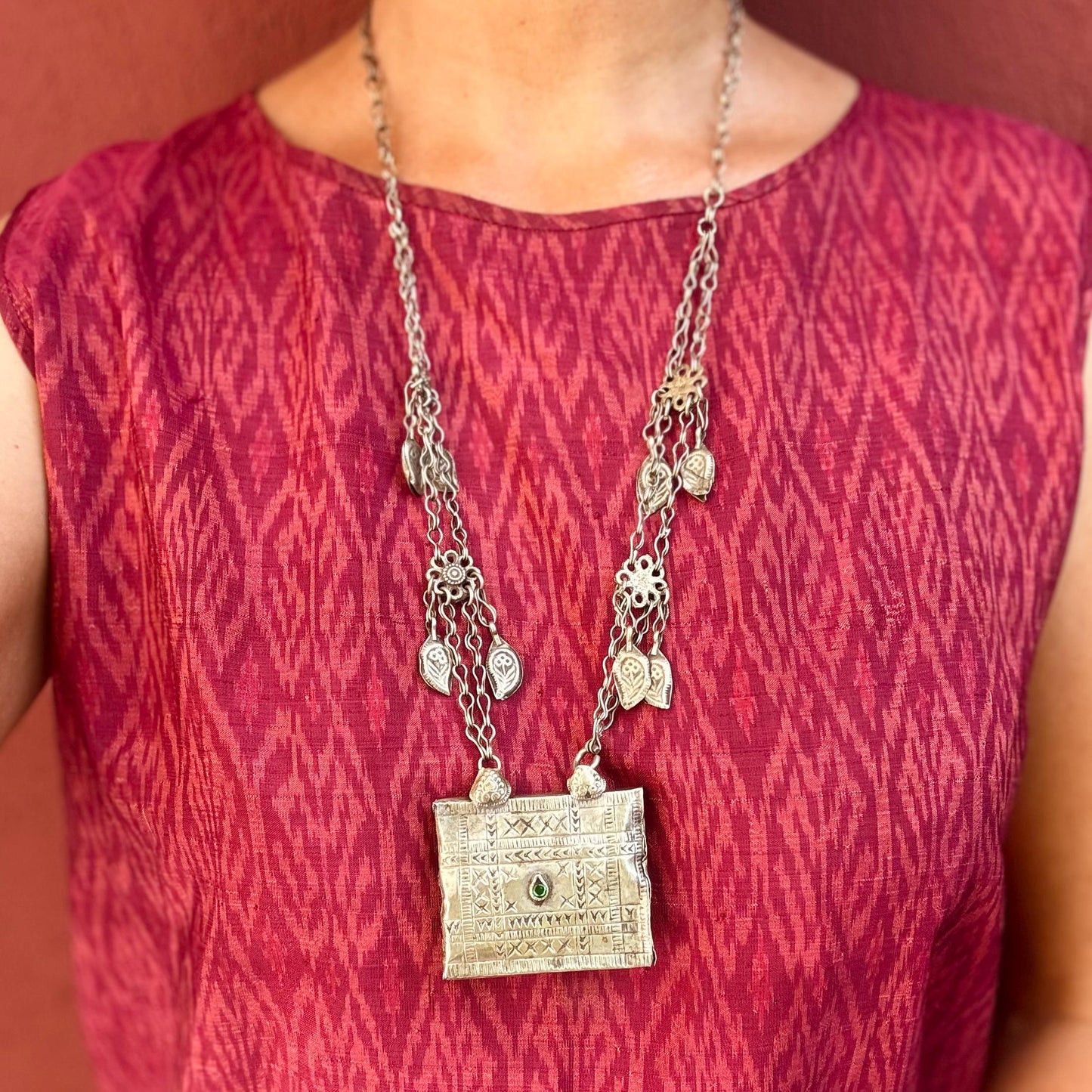 Collar con colgantes bohemio tribal afgano vintage, Joya de tribu nómada, Collar largo con colgante tipo caja de amuleto, Étnico oriental hippie.