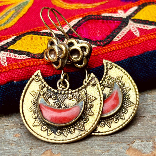 Boucles d'oreilles croissant de lune dorées pierre rouge - Bijou ethnique tribal bohème