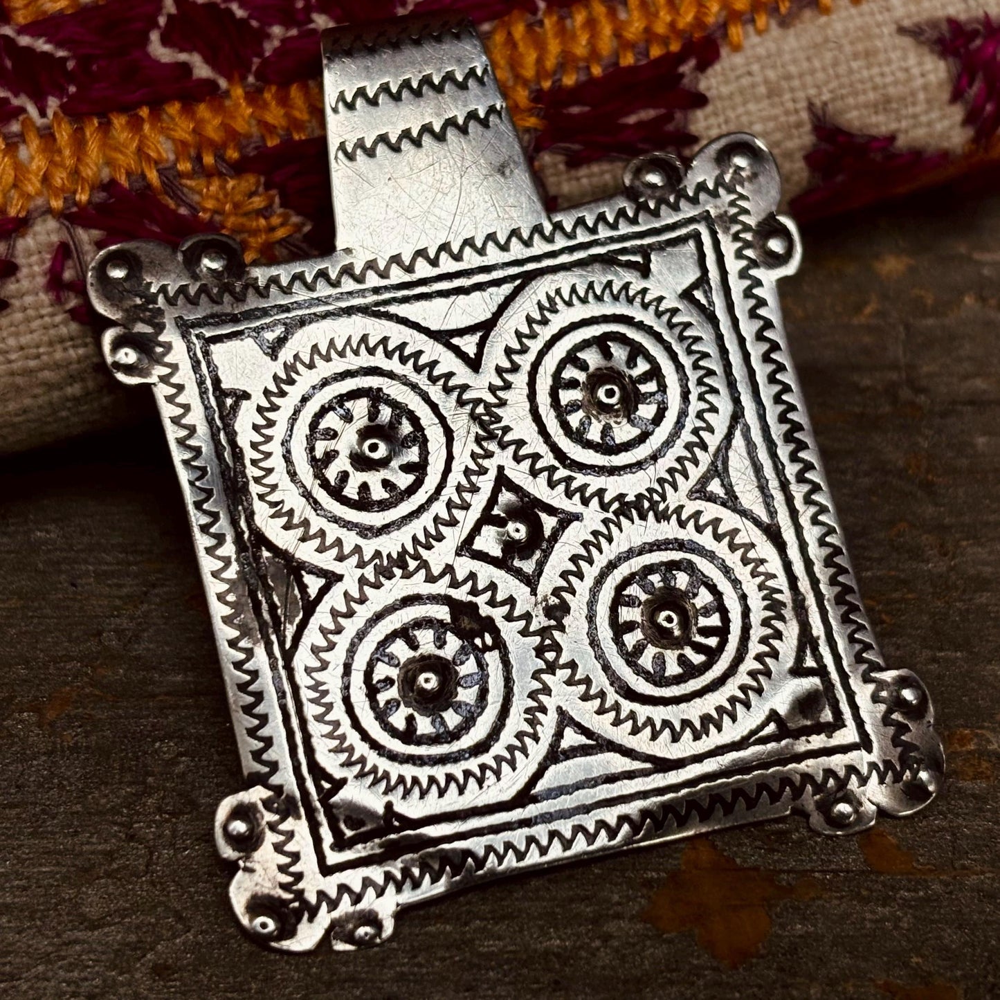 Quadratischer Anhänger aus nielliertem Silber Berber - Antike Amulette aus Marokko XIX.-XX. Jahrhundert