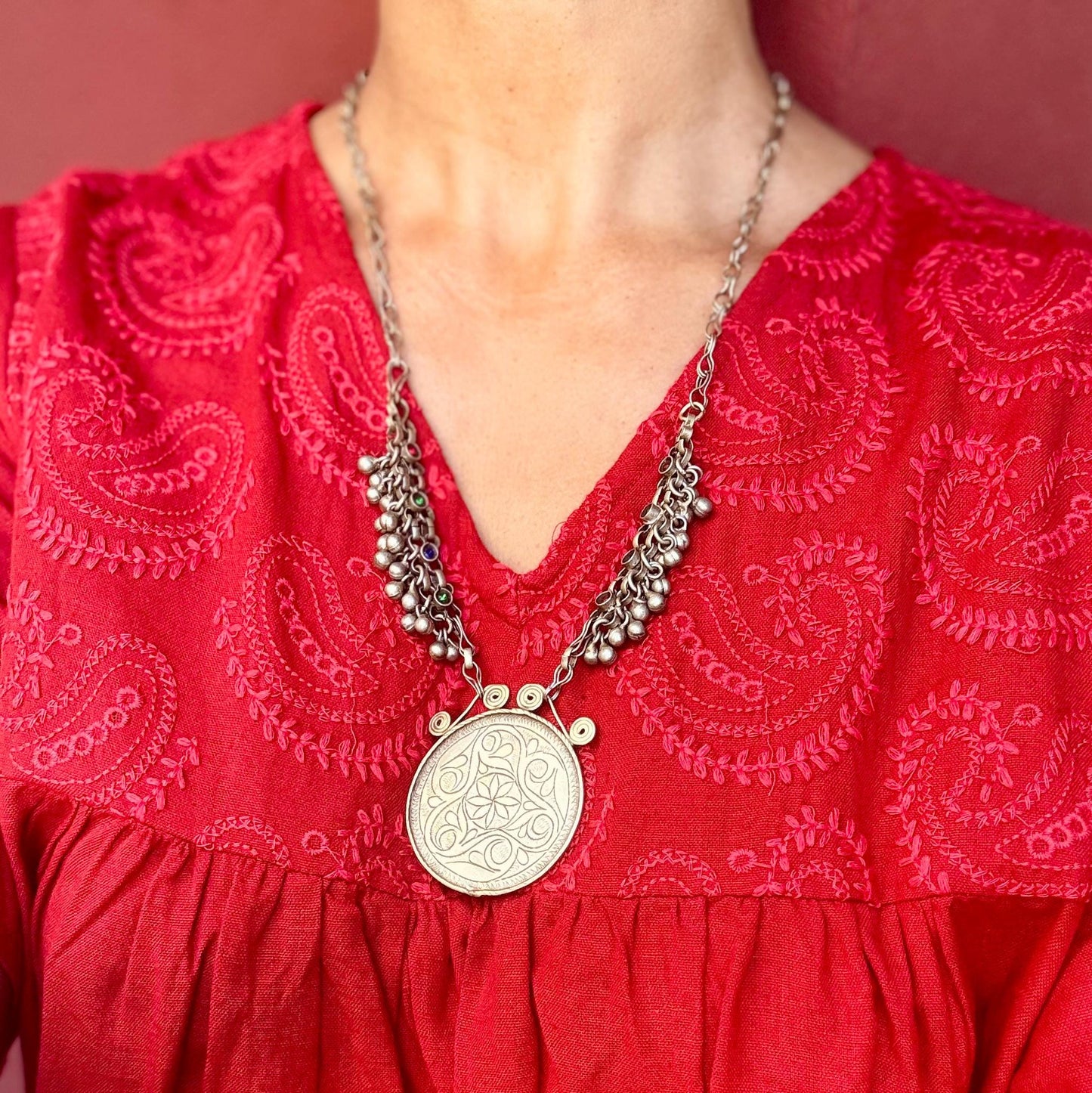 Collier breloques pendentif rond boho tribal, Collier afghan vintage tribu nomade, Collier long oriental ethnique hippie, Cadeau pour femme