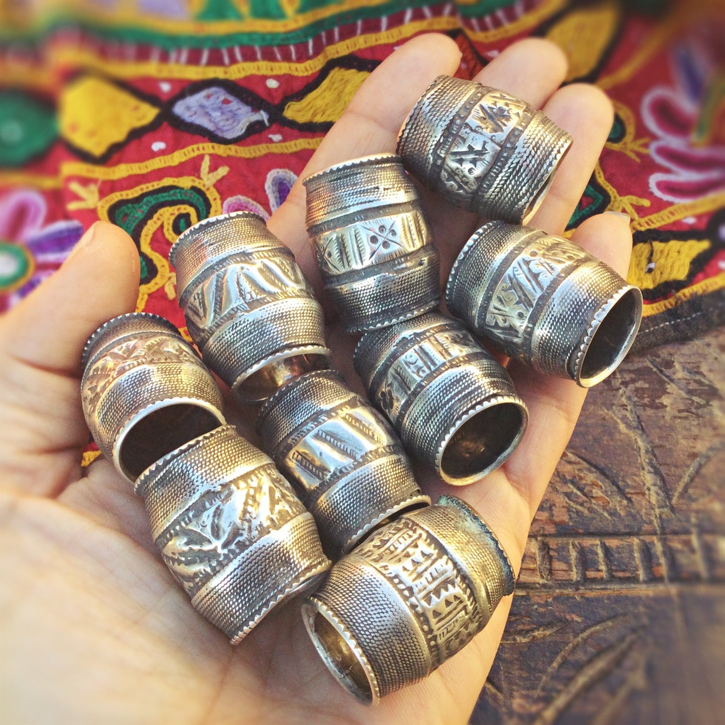 Lot de grosses perles antiques argent, Perles tribales Afghanes tonneau baril grand trou, Perles ethniques tribales vintage, Bijoux Turkmène