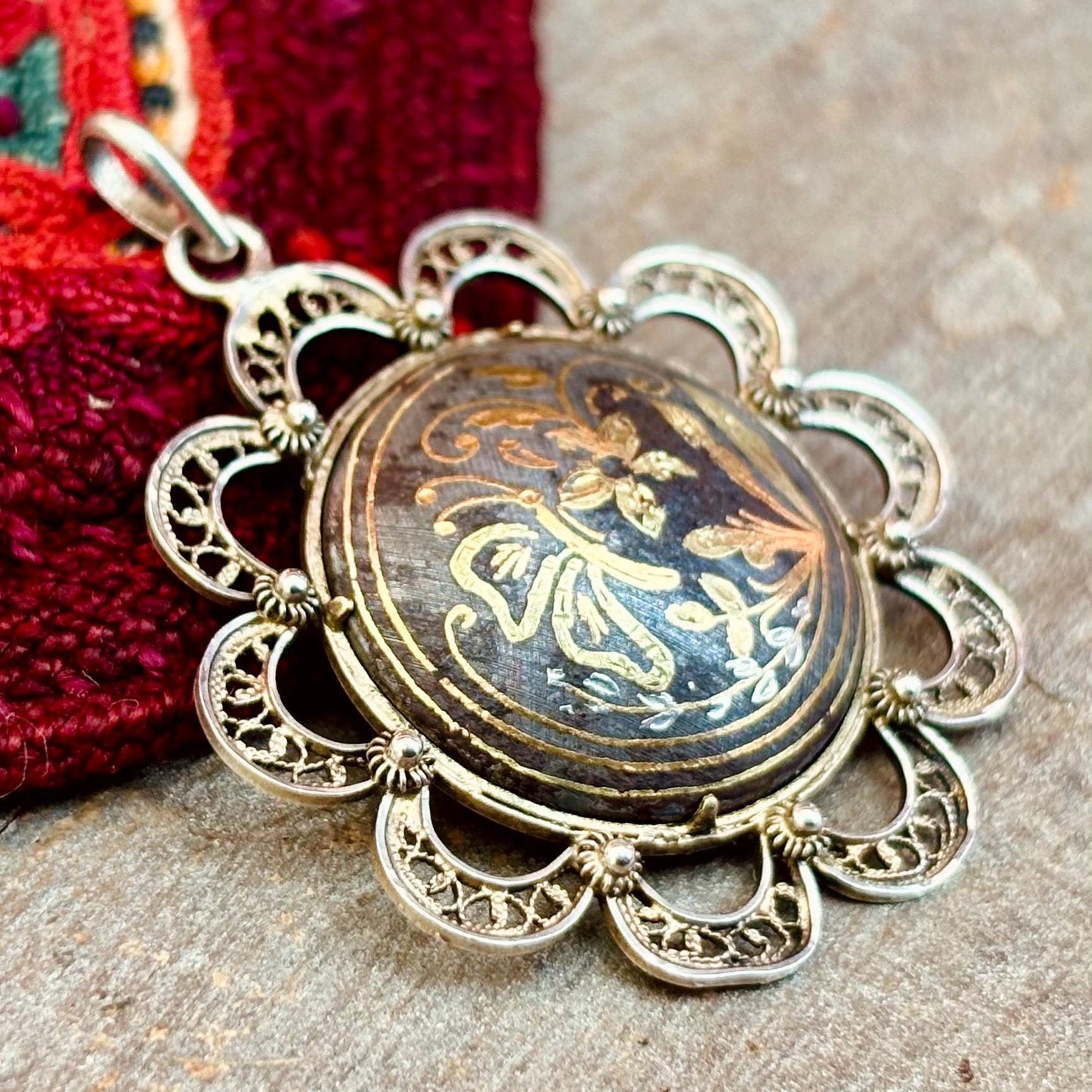 Pendentif vintage damasquiné de Tolède - Bijou espagnol en filigrane