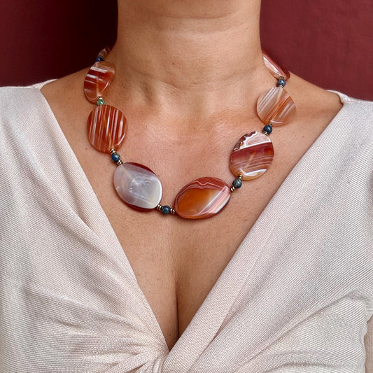 Collier élégant pierre naturelle fait main, Bijou en cornaline, Ras de cou pierre semi-précieuse, Pierre plate orange agate, Cadeau femme