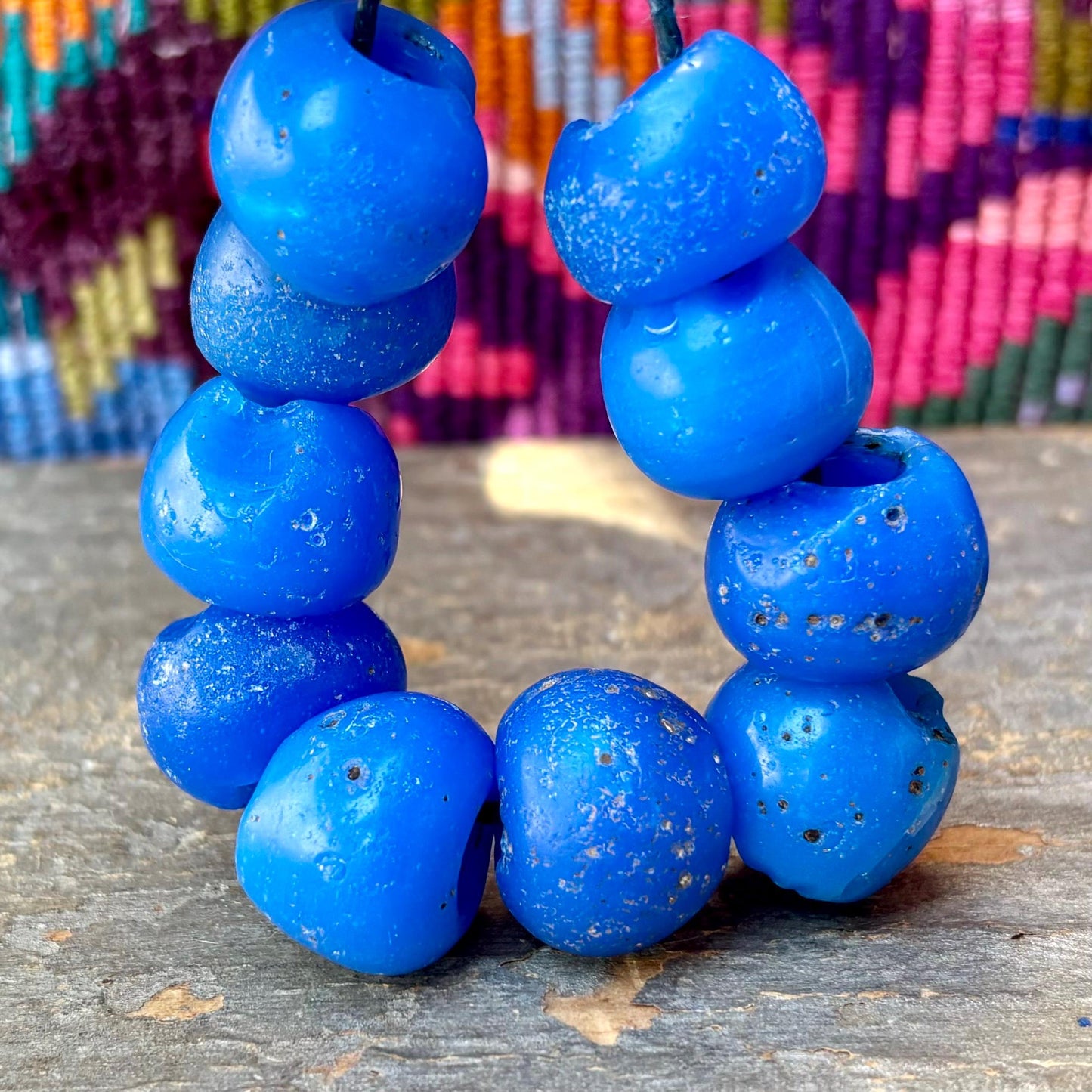 Grosses perles bleues anciennes, Perles de commerce africaines de collection, Verre bleu enroulé, Perles européennes antiques verre bleu vif