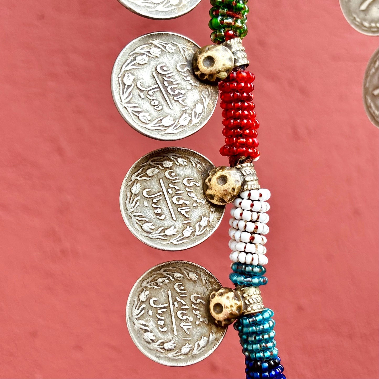 Collar de piezas boho tribal, collar afgano vintage de tribu nómada, collar largo étnico hippie gitano, joya oriental asiática tribal fusión.