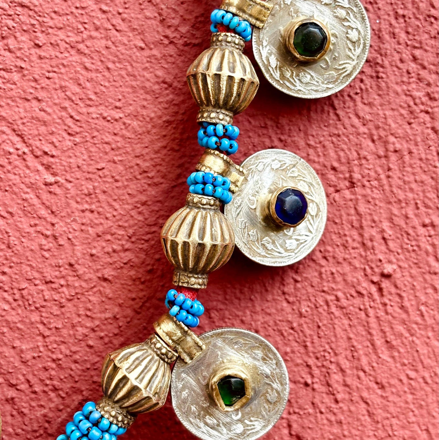 Collar de piezas boho tribal, collar afgano vintage de tribu nómada, collar largo étnico hippie gitano, joya oriental asiática tribal fusión.