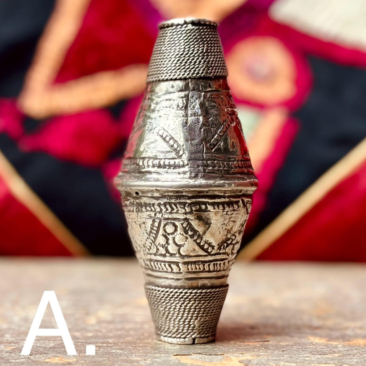 Perle argent bicône antique, Perle Afghane tribale ancienne Baloutchistan, Grande grosse perle embossée vintage argent, Bijoux afghans tribu