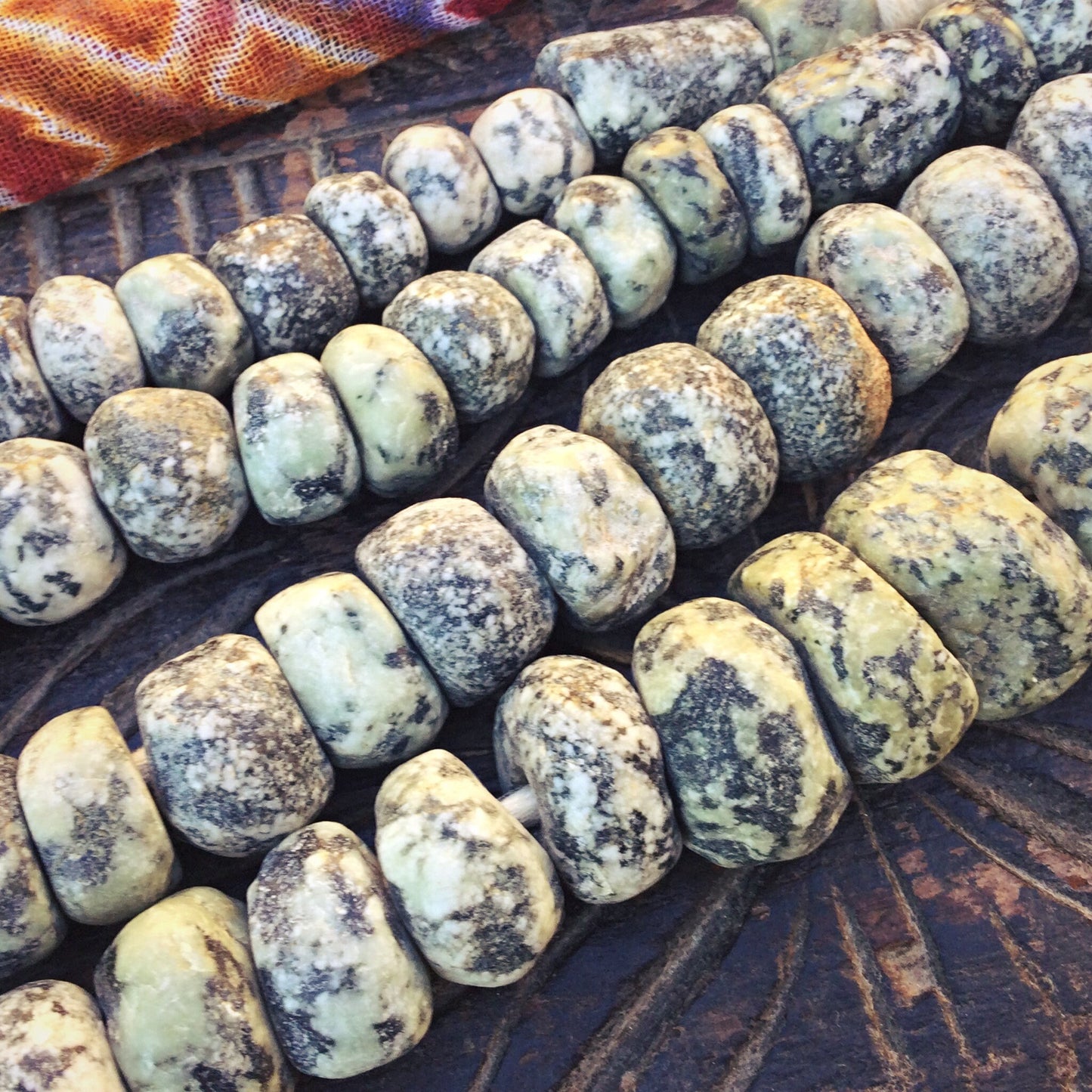 Perles fouilles Djenne Mali, Perles rondelle gneiss, Perles antiques granit, Perles de commerce africaines, Perles diorite anciennes