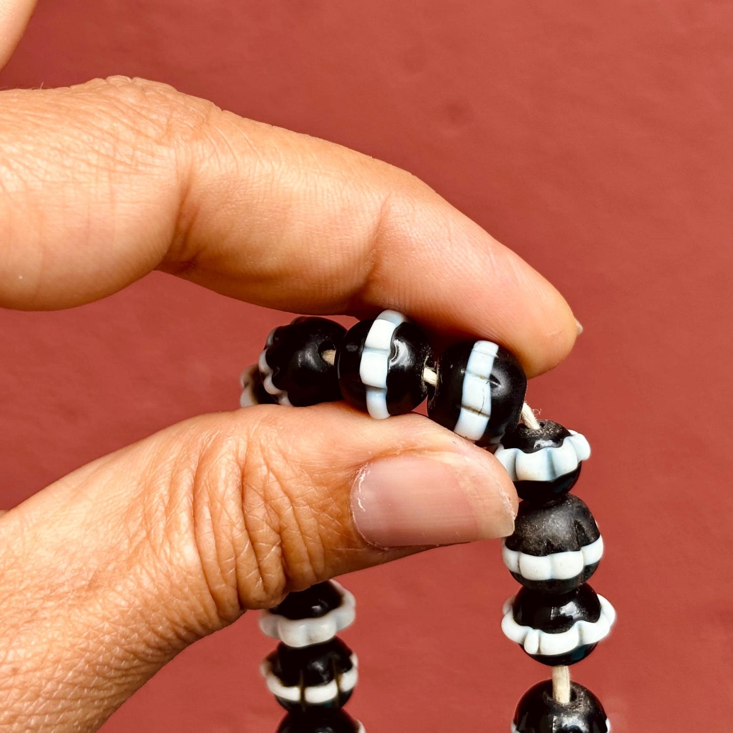 Perles de commerce anciennes, Perles de Venise anciennes, Perles noires et blanches, Perles verre anciennes, Perles à volants africaines