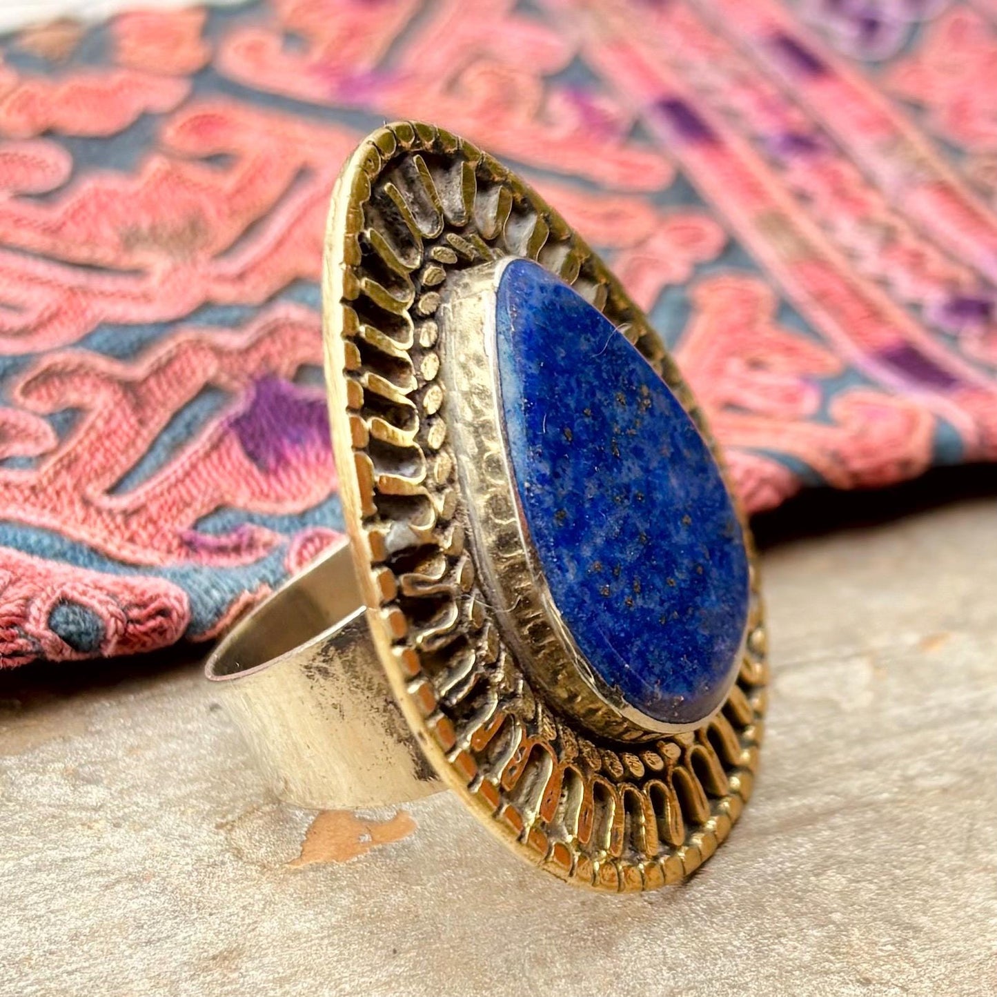 Bague lapis-lazuli tribale vintage, Grande bague orientale pierre bleue bohème gypsy boho, Bijoux ethniques anciens asiatiques Turkmène
