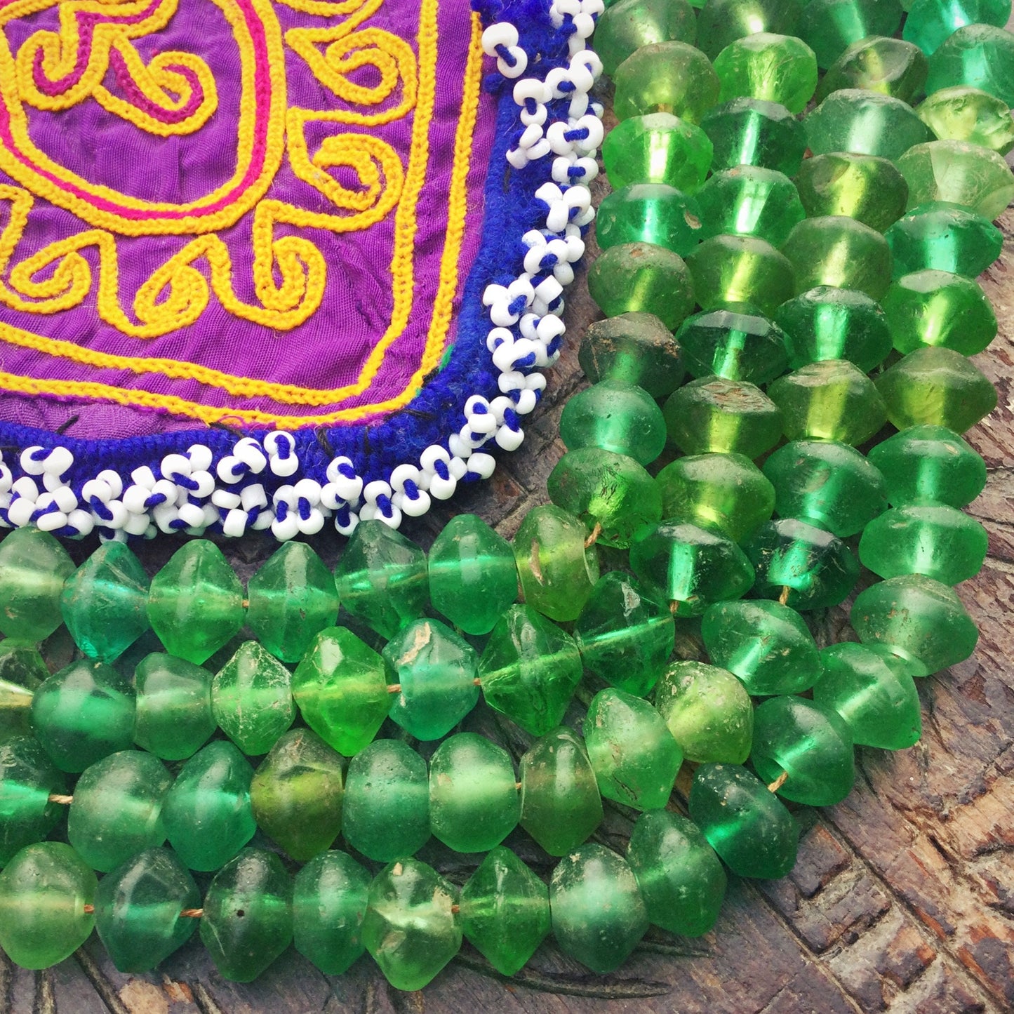 Vieilles perles de commerce vert émeraude, Perles antiques icône verre de Bohême, Perles anciennes africaines vaseline translucide vintage