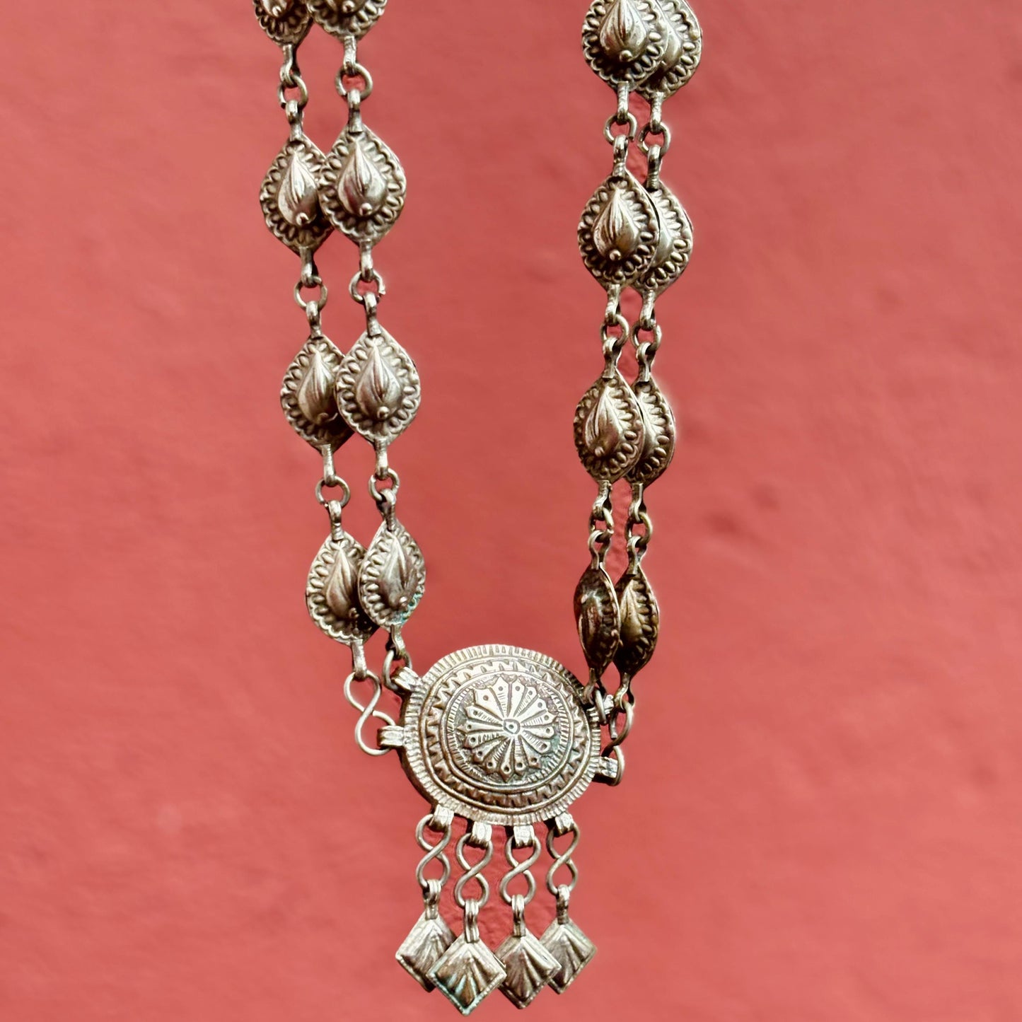 Collar largo doble hilera estilo boho tribal, collar antiguo de metal de Cachemira, India, vintage, tribal, collar étnico oriental hippie asiático para festivales.