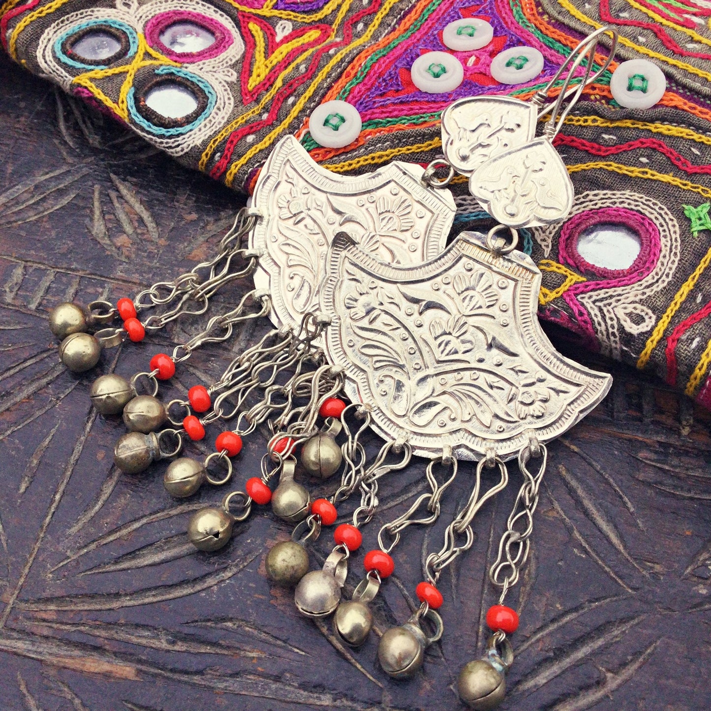 Große silberne orientalische Ohrringe mit Glocken, Boho ethnische Tribal Gypsy folkloristische Ohrringe, Bohemian Hippie Festival Schmuck