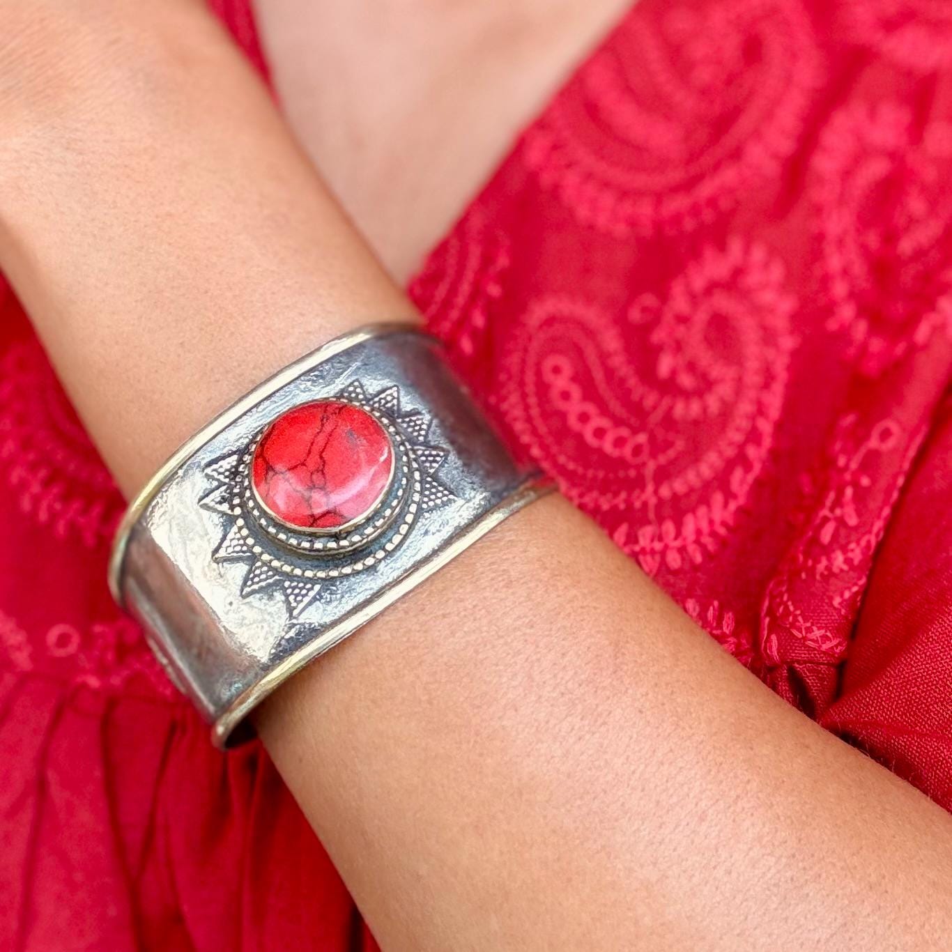 Bracelet manchette argenté boho ethnique pierre rouge - Bijou Turkmène Afghan style bohème oriental