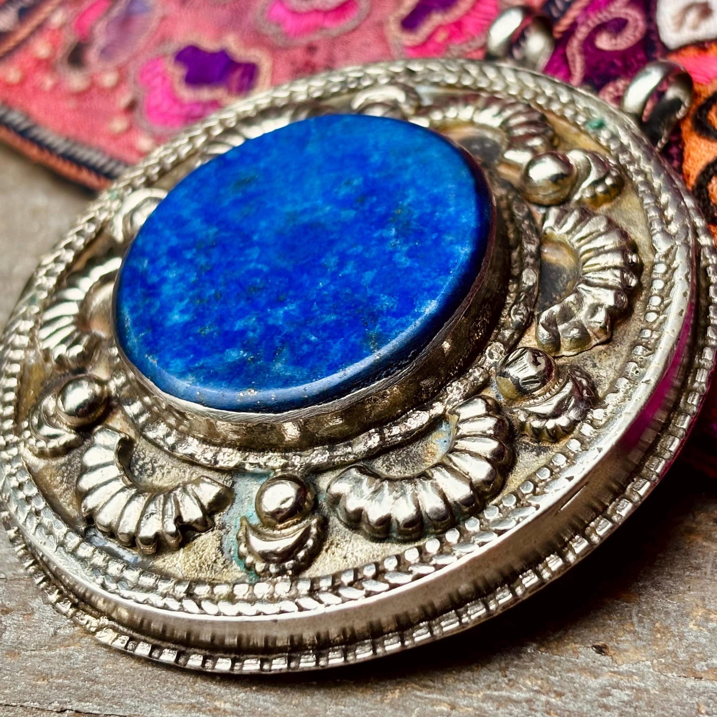 Pendentif Turkmène Rond Lapis Lazuli Argent - Bijou Tribal Ethnique Pierre Bleue - Statement Oriental Vintage