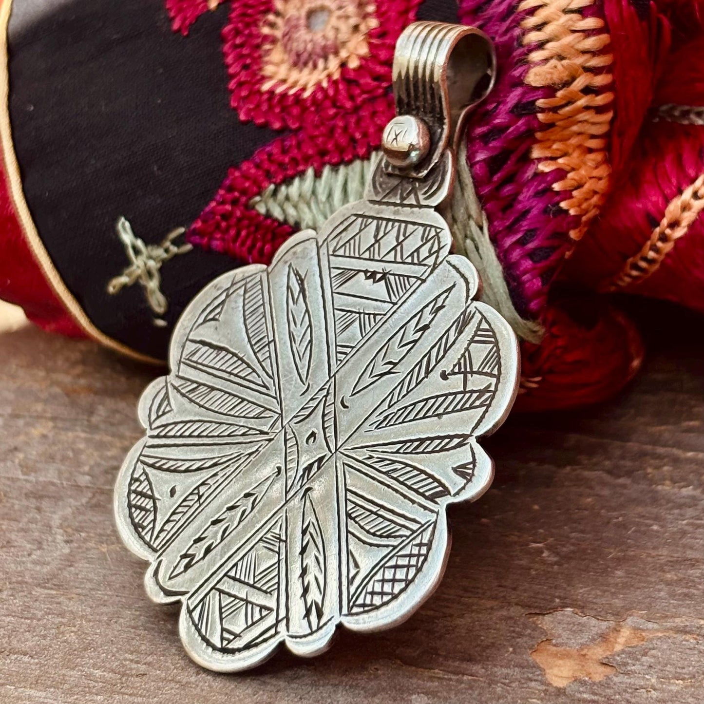 Pendentif Berbère argent gravé Maroc - Amulette tribale orientale ancienne