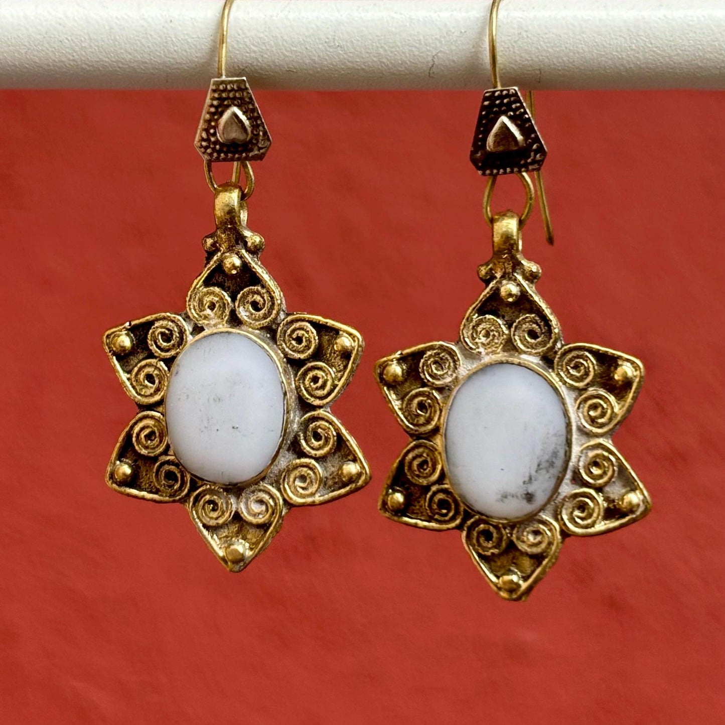 Ethnische Ohrringe aus goldfarbenem Bronze und Stein nach Wahl, Tribal-Diamant-Ohrringe im orientalischen bohemischen afghanischen Stil, Geschenk für Frauen