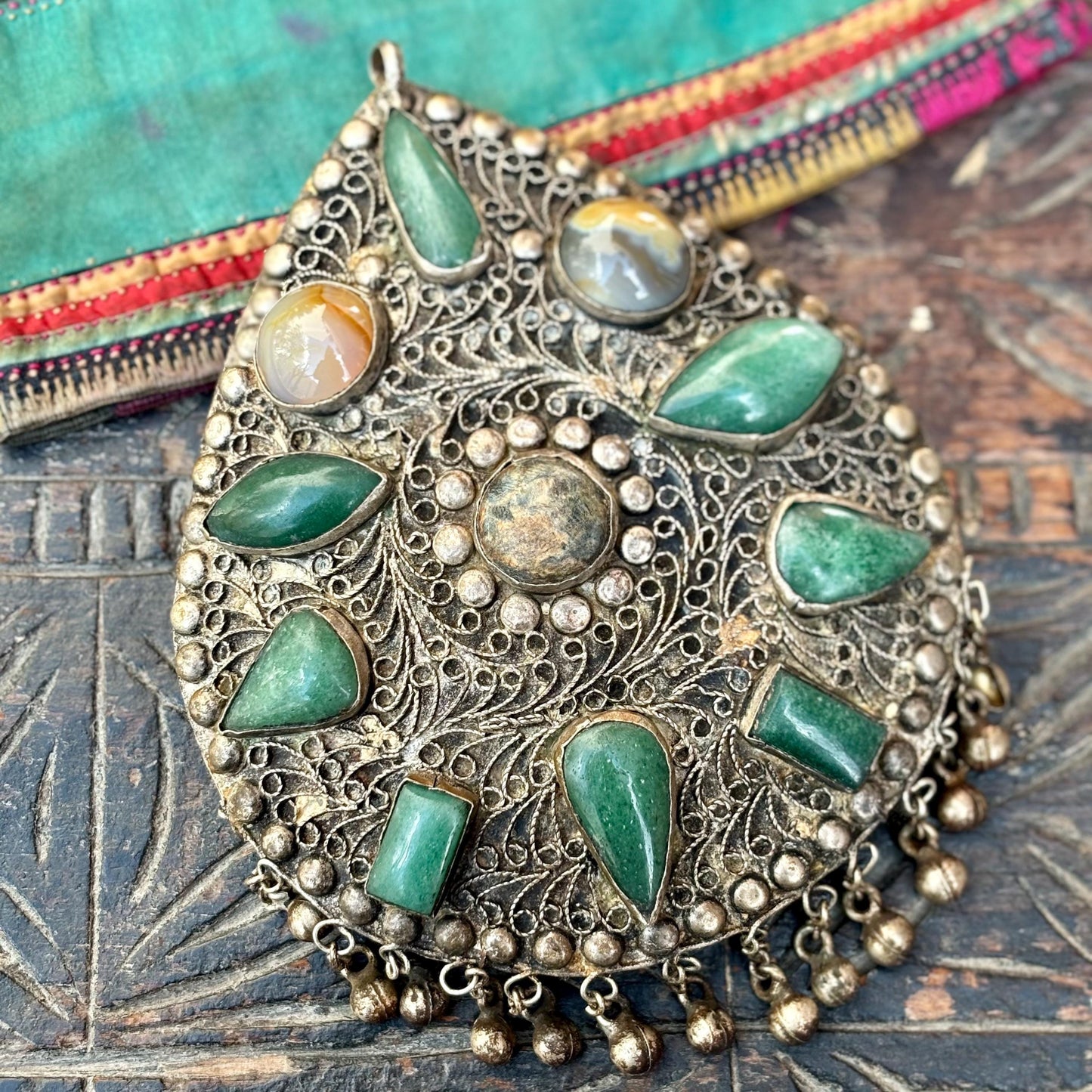 Pendentif ethnique tribal pierre verte, Bijou boho festival Coachella, Grand pendentif vintage voyant filigrane Sajai indien, Tribal fusion