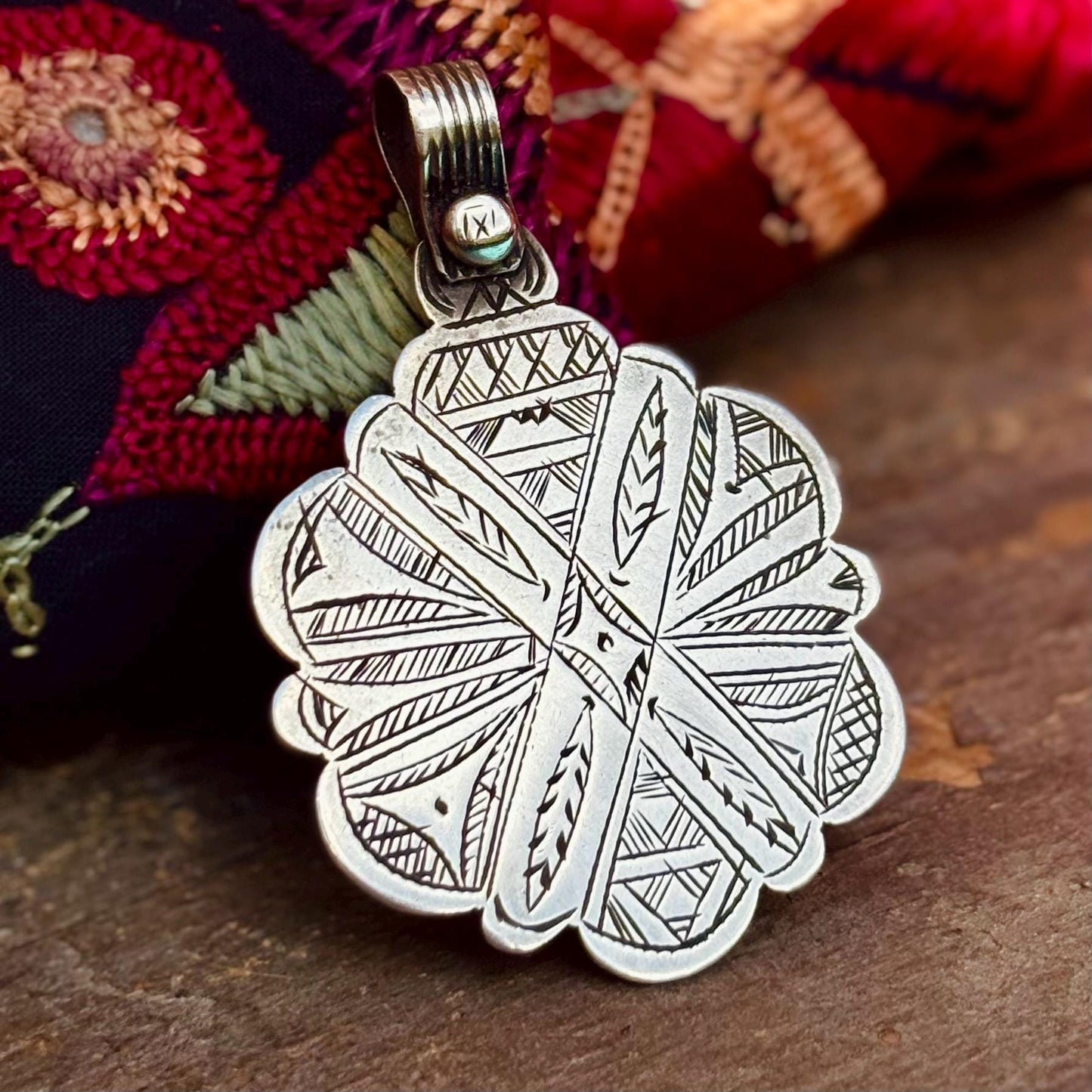 Pendentif Berbère argent gravé Maroc - Amulette tribale orientale ancienne