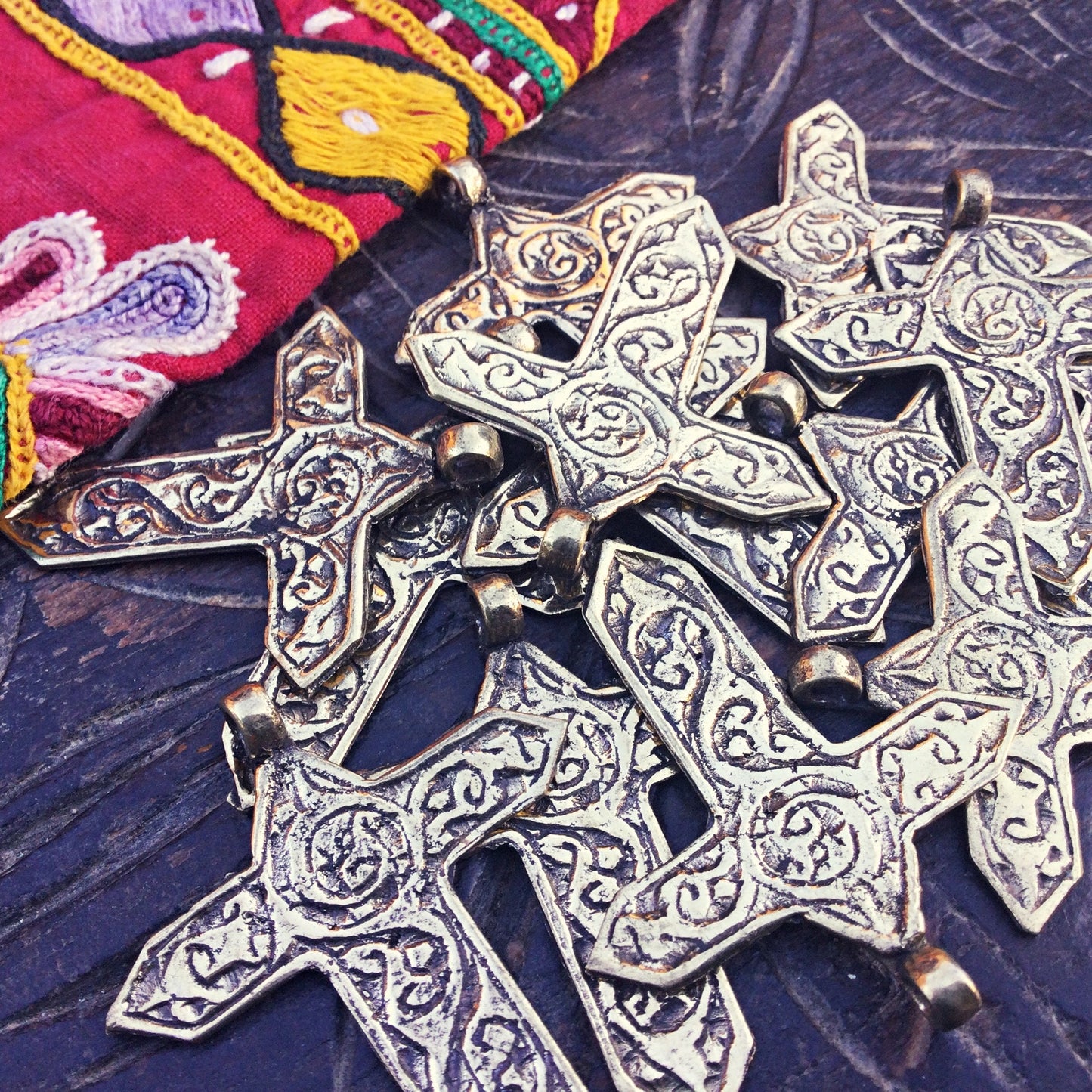 3 pendentifs petite croix métal bronze, Bijou breloque charm croix doré, Style boho vintage ethnique tribal, Fabrication Création bijoux