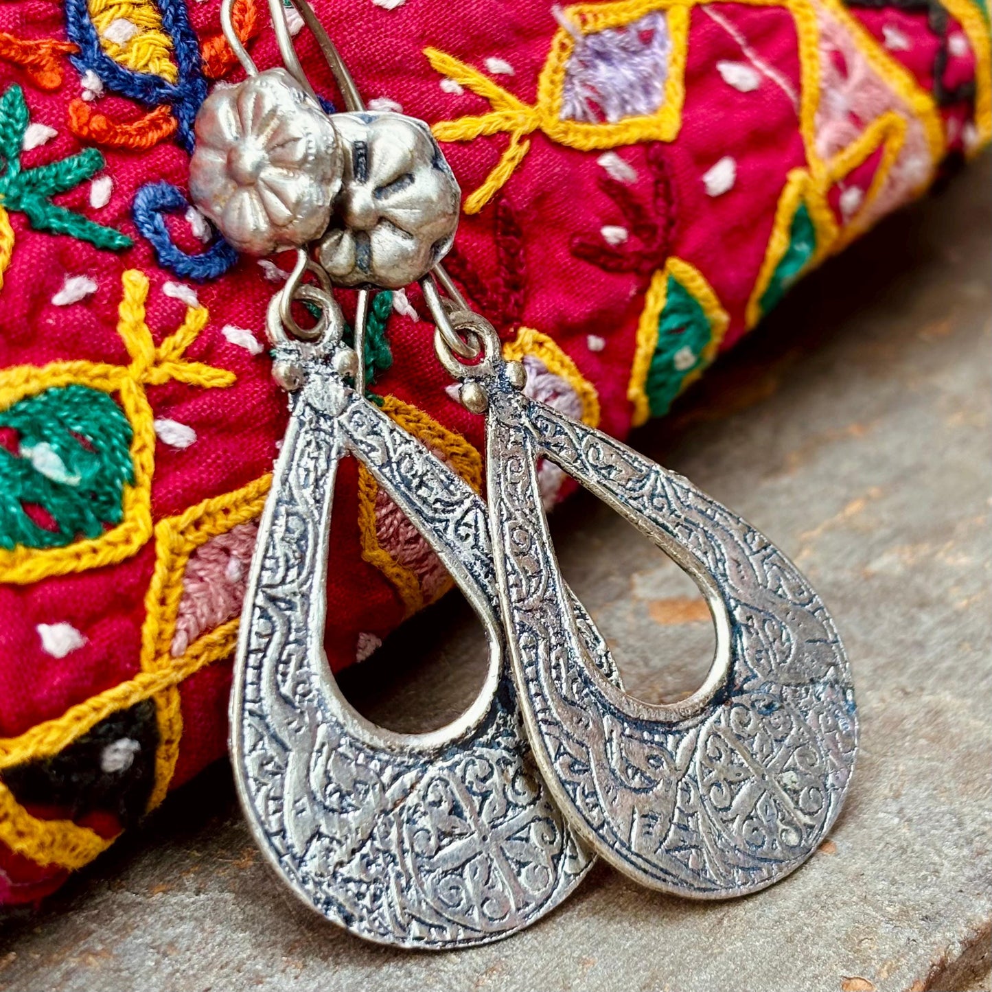 Boucles d'oreilles goutte argentées gravées Hazara - Bijou ethnique afghan tribal