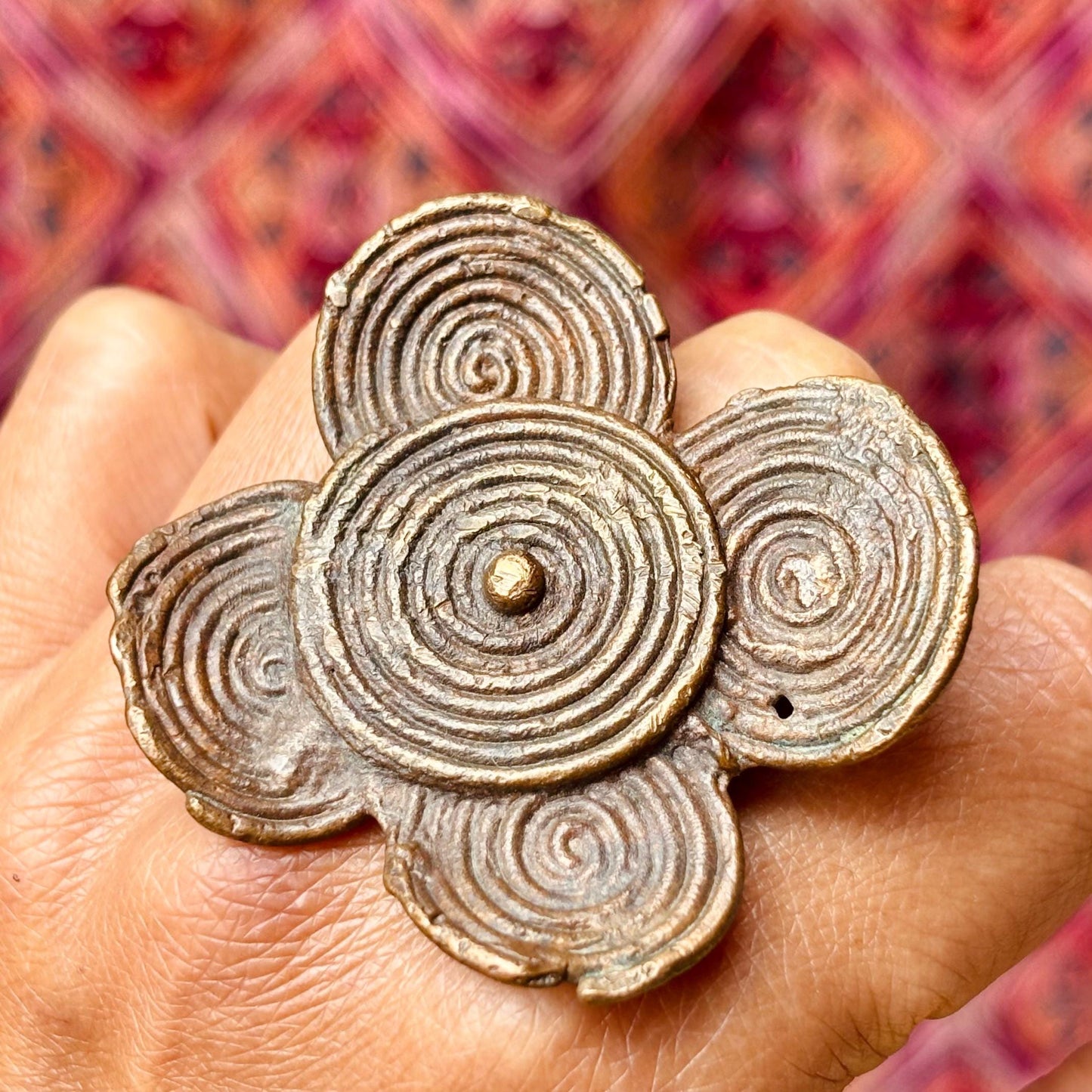 Bague Dogon bronze ancienne, Vieille bague africaine Mali nénuphar, Amulette talisman tribal, Bijou ethnique vintage Afrique de l'Ouest