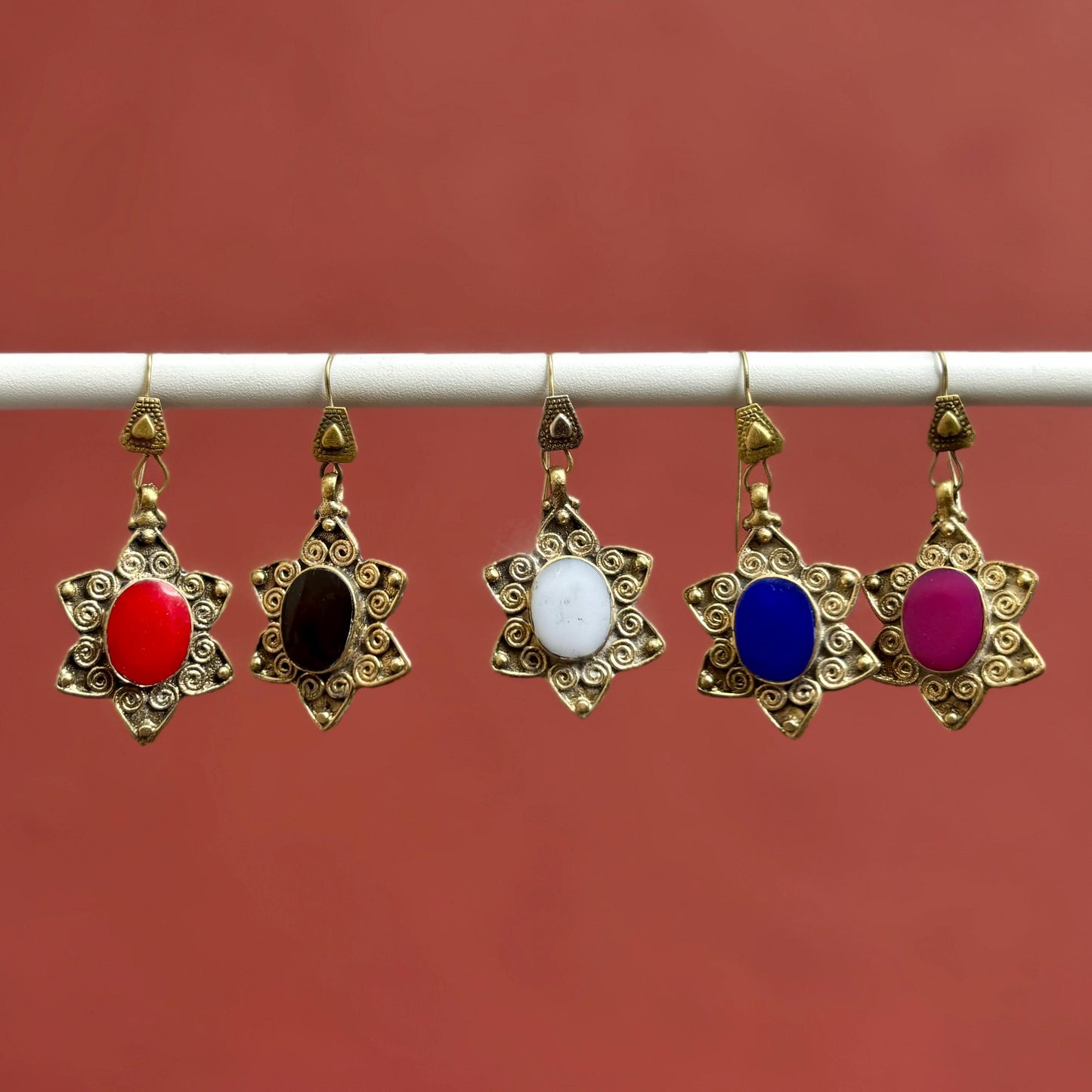 Ethnische Ohrringe aus goldfarbenem Bronze und Stein nach Wahl, Tribal-Diamant-Ohrringe im orientalischen bohemischen afghanischen Stil, Geschenk für Frauen