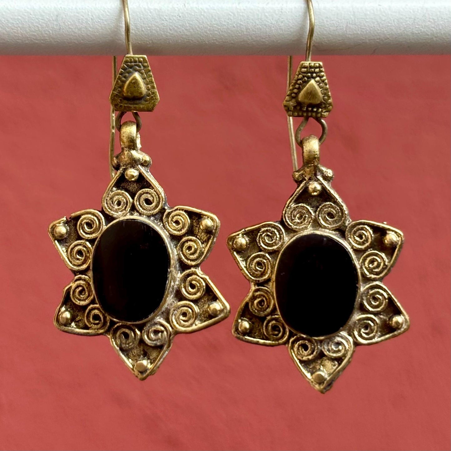 Ethnische Ohrringe aus goldfarbenem Bronze und Stein nach Wahl, Tribal-Diamant-Ohrringe im orientalischen bohemischen afghanischen Stil, Geschenk für Frauen