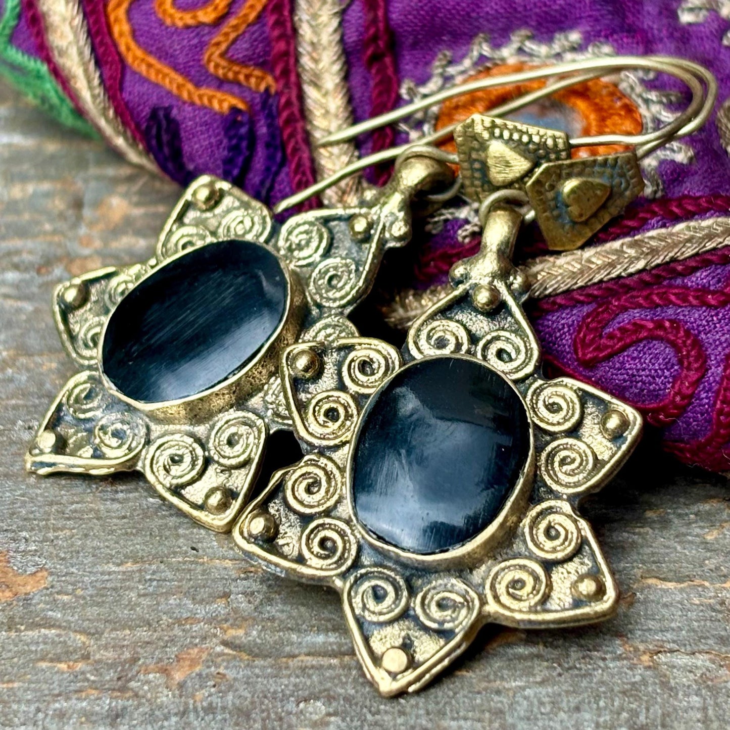 Ethnische Ohrringe aus goldfarbenem Bronze und Stein nach Wahl, Tribal-Diamant-Ohrringe im orientalischen bohemischen afghanischen Stil, Geschenk für Frauen