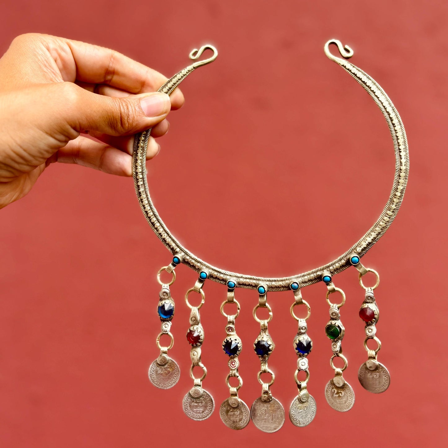 Collar rígido tipo torque plateado, estilo boho tribal, collar gargantilla afgano, tribu nómada, étnico, hippie, gitano, estilo oriental tribal fusión.