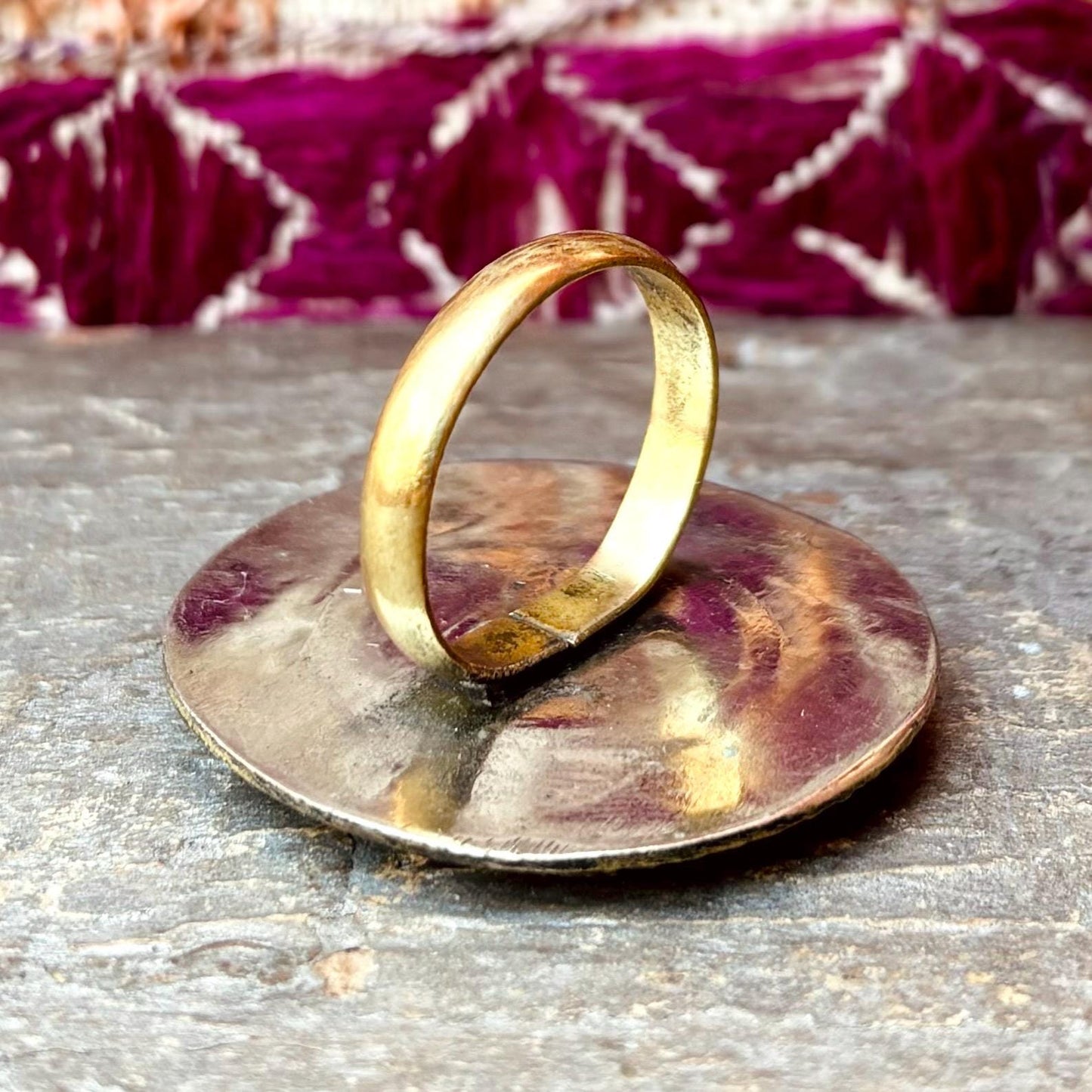 Bague tribale dorée bleu ovale, Grande bague orientale bohème gypsy boho, Artisanat Asie, Bijou ethnique ancien Turkmène danse orientale