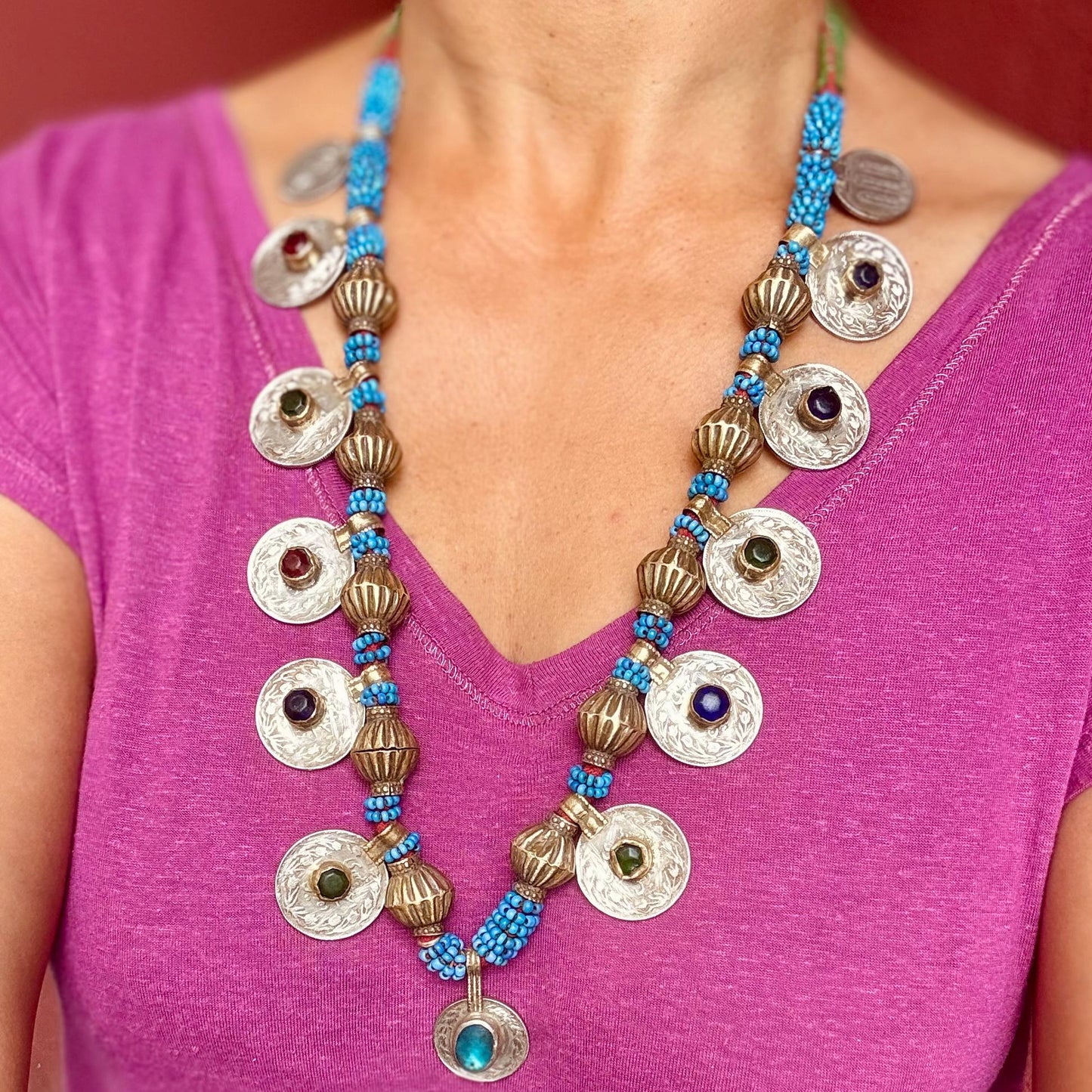 Collar de piezas boho tribal, collar afgano vintage de tribu nómada, collar largo étnico hippie gitano, joya oriental asiática tribal fusión.