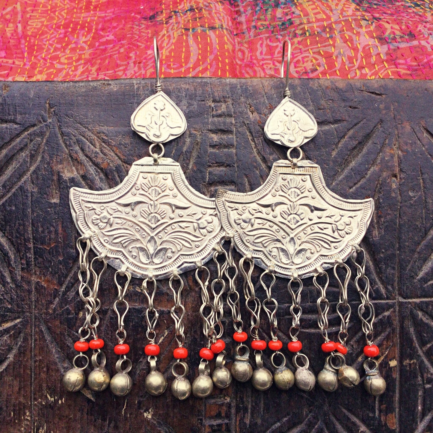Große silberne orientalische Ohrringe mit Glocken, Boho ethnische Tribal Gypsy folkloristische Ohrringe, Bohemian Hippie Festival Schmuck