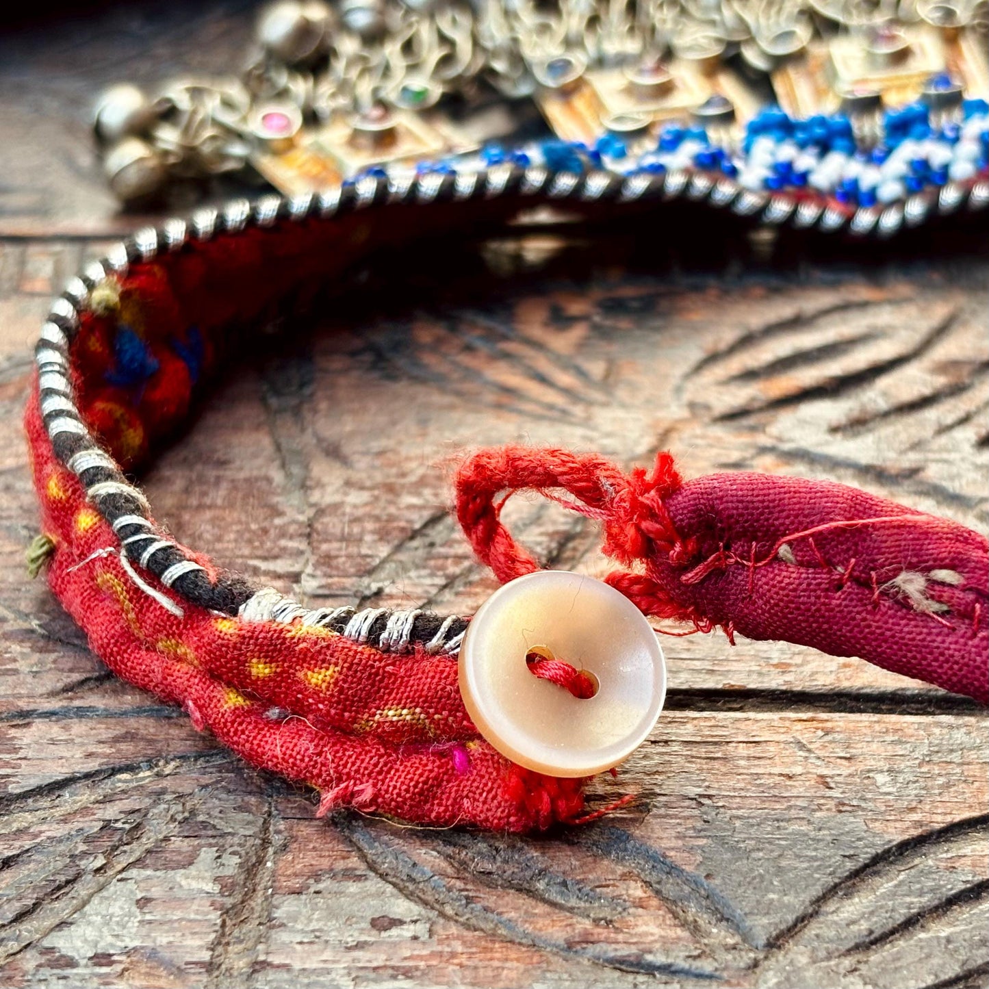 Collar gargantilla boho tribal oriental, collar corto con cuentas afganas de tribu nómada, collar con colgante étnico hippie gitano estilo tribal fusión.