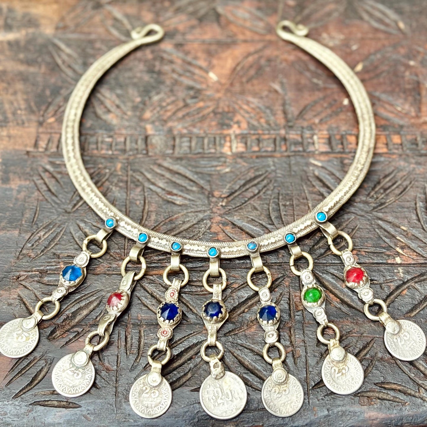 Collar rígido tipo torque plateado, estilo boho tribal, collar gargantilla afgano, tribu nómada, étnico, hippie, gitano, estilo oriental tribal fusión.