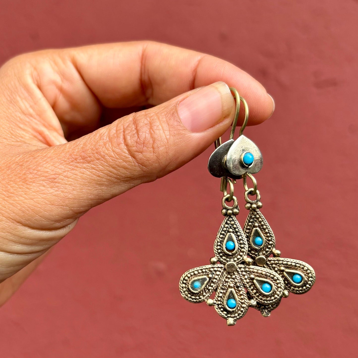 Pendientes boho orientales tribales étnicos, Joya afgana de la tribu Kuchi, Pendientes dorados y azules con pluma de pavo real, Regalo para mujer