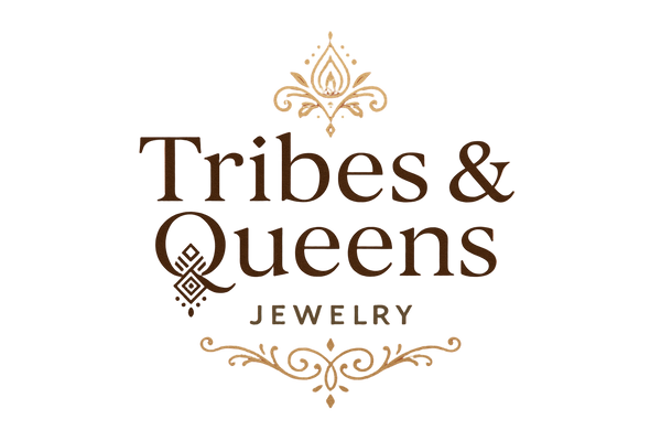 génère un logo pour : une marque de bijoux, l'univers est le bijou ethnique tribal oriental bohème chic. la cible est la femme de 25 à 40 ans, qui aime les voyages, les cultures différentes, l'art, l'esthétique visuelle, les matières et couleurs naturelles, les valeurs durables, se différencier. elle a un niveau d'études supérieur et habite les grandes villes. Le nom de la marque est : Tribes & Queens. Le fond doit être transparent. Merci